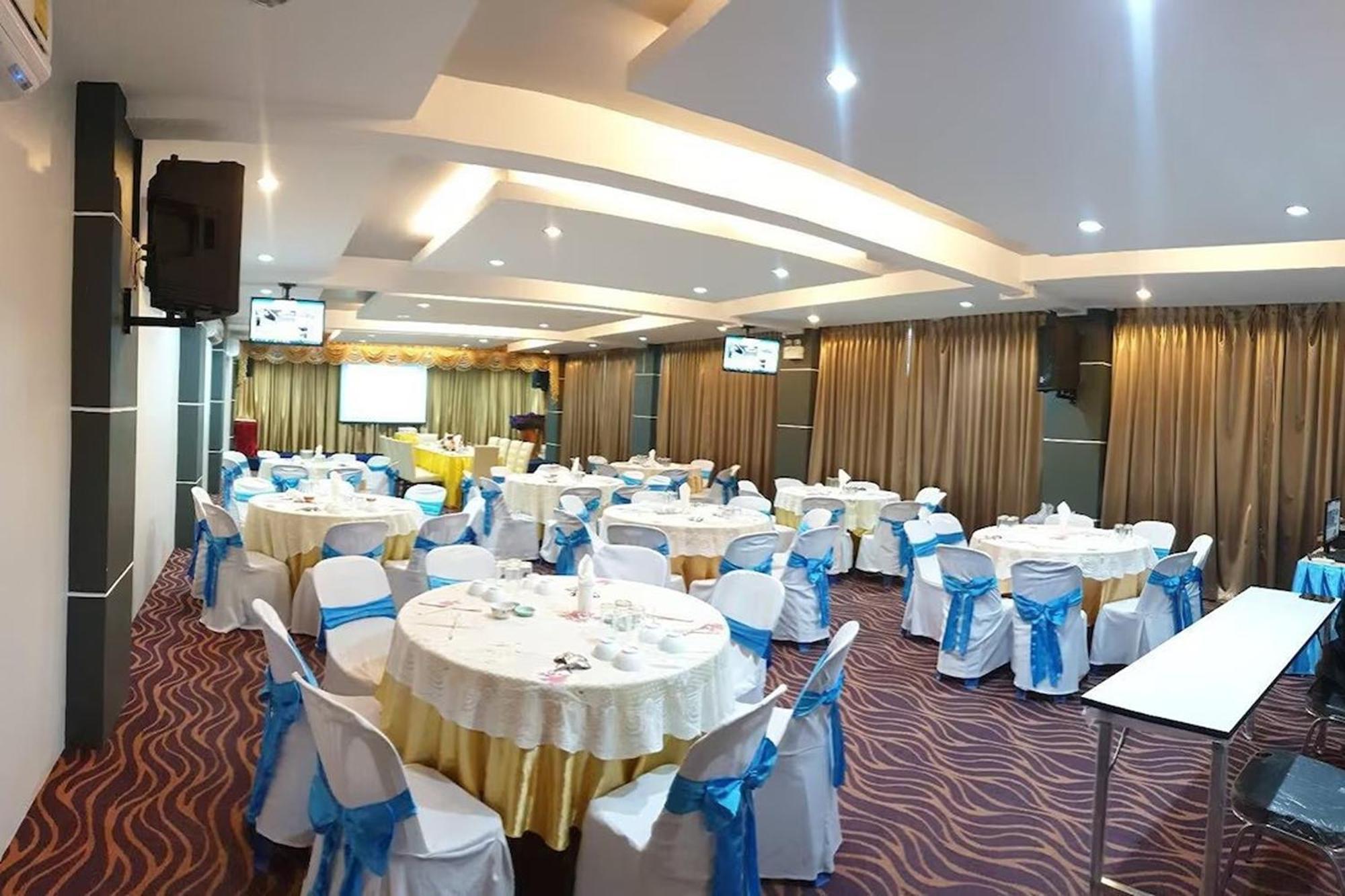 La Viva Hotel Buriram Buitenkant foto