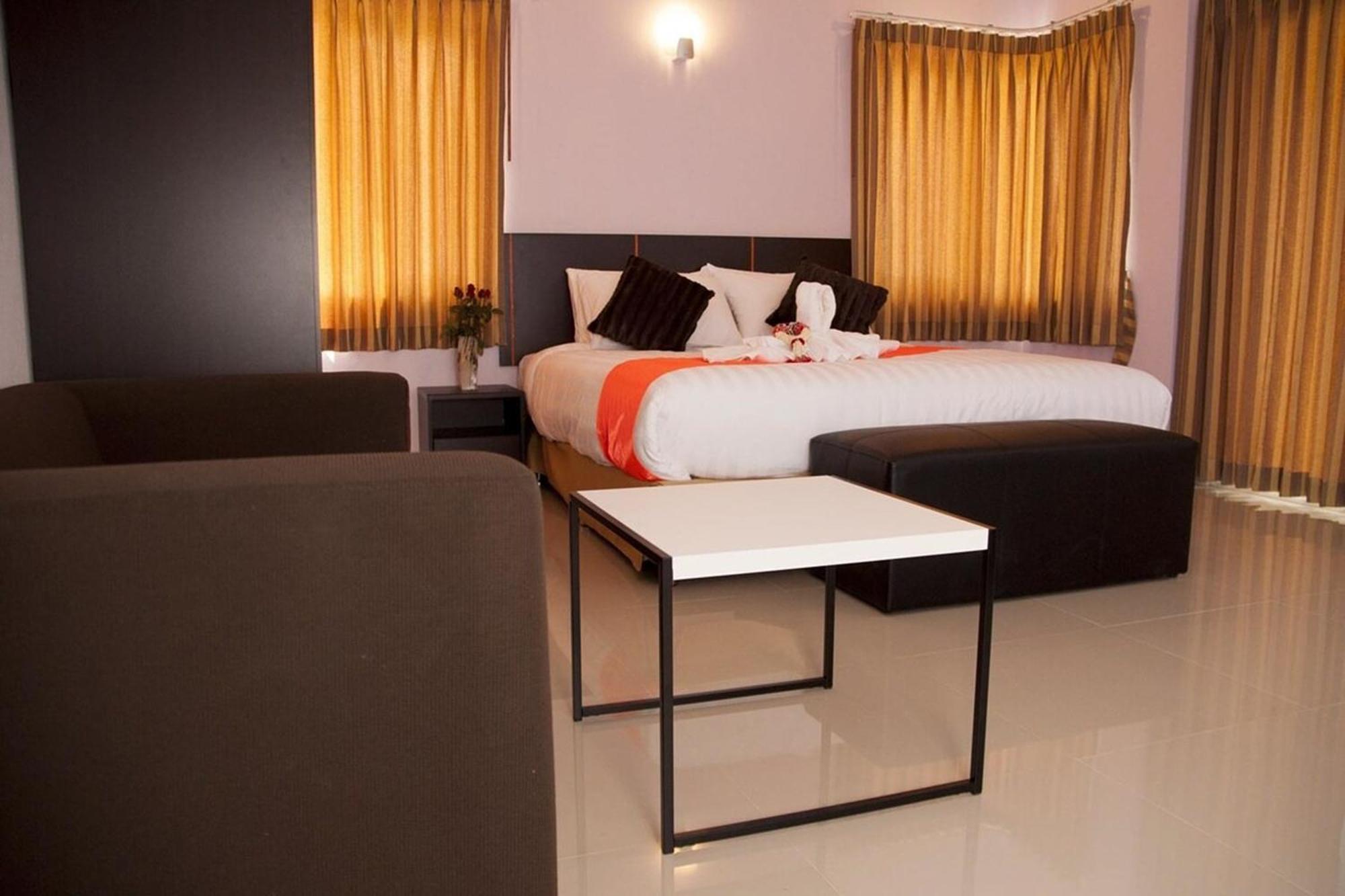 La Viva Hotel Buriram Buitenkant foto